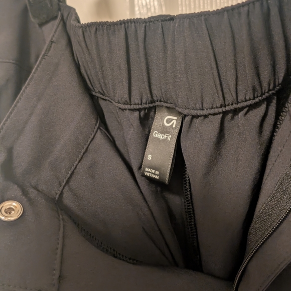 GAP Fit High-rise Runaround Cargo Joggers. Women's. Size Small. Black. - Picture 4 of 8